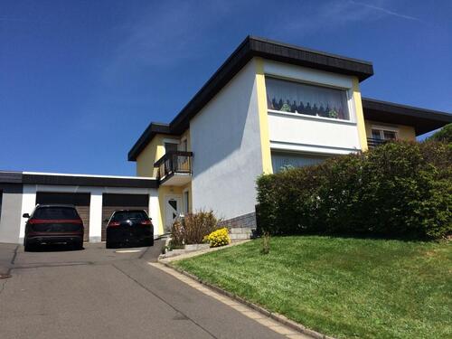 Foto - Zweifamilienhaus möbliert mit großem Garten und Doppelgarage