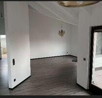 Helle 3,5 Zimmer DG-Wohnung mit 2 Stellplätzen auf 82 m² - Winnenden