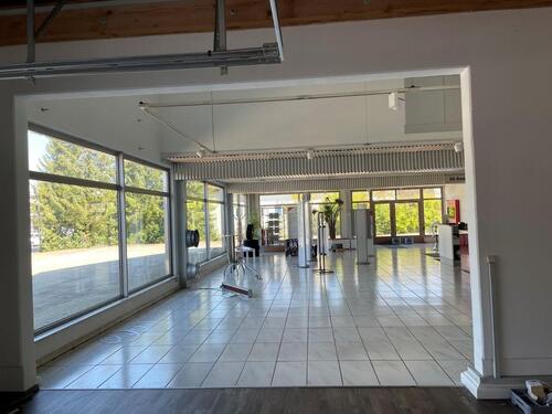 Foto - Schöne und helle Ausstellungsflächen mit Büroeinheit zu vermieten