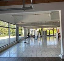 Schöne und helle Ausstellungsflächen mit Büroeinheit zu vermieten - Schongau