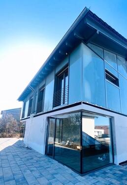 Foto - Moderne Doppelhaushälfte mit Garten und überdachter Terrasse.