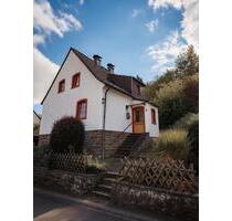 Charmantes Einfamilienhaus in Hanglage + Panoramablick Jünkerath