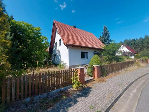 Foto - Einfamilienhaus mit Nebengebäude und Garage