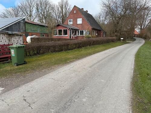 Foto - Sanierungsbed. Objekt mit Schuppen und 0,75 ha Grünfläche