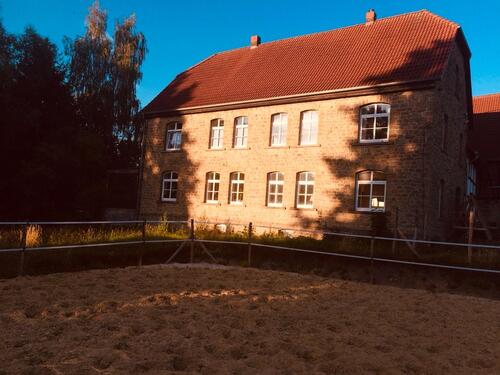 Foto - Herrenhaus, Reiterhof, Mehrfamilienhaus, Reitplatz und -Halle