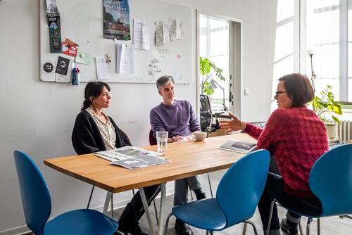 Foto - Zwei Schreibtische in Journalist:innenetage in Berlin-Kreuzberg