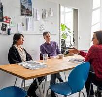 Zwei Schreibtische in Journalist:innenetage in Berlin-Kreuzberg