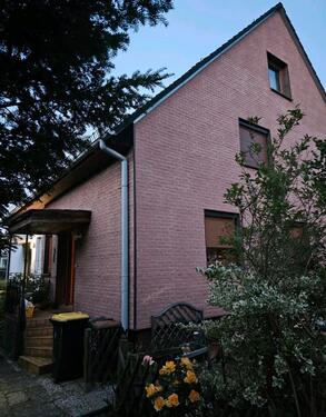 Foto - Haus, Doppelhaus, Einfamilienhaus, Wohnhaus, Berlin Mariendorf