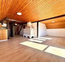 Lichtreiche Dachgeschosswohnung mit Balkon und Gartenanteil - Altdorf