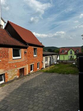 Foto - Sanierungsbedürftiges Einfamilienhaus mit Garten und Stellplätzen