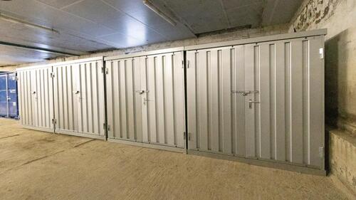 Foto - Lagerboxen in einer Halle bei Stralsund. Selfstorage