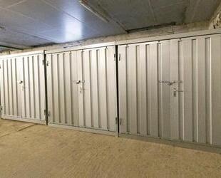 Lagerboxen in einer Halle bei Stralsund. Selfstorage