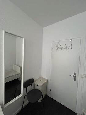Foto - Helles, saniertes WG-Zimmer in Berlin, mit moderner Möblierung