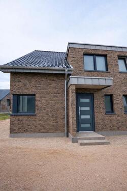 Foto - Doppelhaushälfte mit Garage und Garten