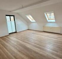 Helle & großzügige 2-Zimmer-DG Wohnung mit Balkon und Stellplatz - Altenburg