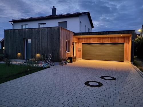 Foto - schönes Einfamilienhaus mit Doppelgarage