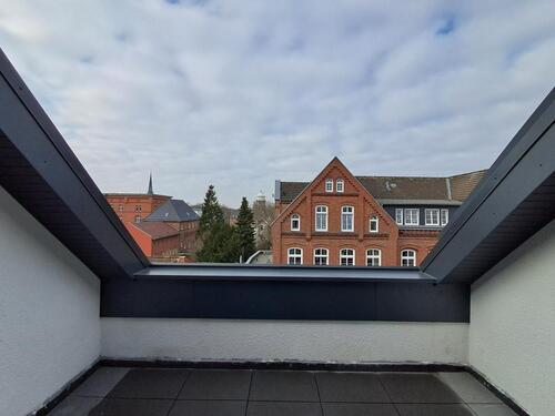 Foto - Anfragen NUR per E-Mail. Moderne 1-Zimmer Studiowohnung im 4.OG mit großem Balkon, hohem Decken, Schlafetage, GarderobenraumAK und Aufzug in der Nahe Magistrat Gelände Bremerhaven.