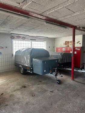 Foto - Stellplatz in Halle für Anhänger, Faltcaranvan, Motorräder