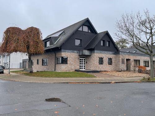 Foto - Großes Haus, Wohnen & Arbeiten unter einem Dach