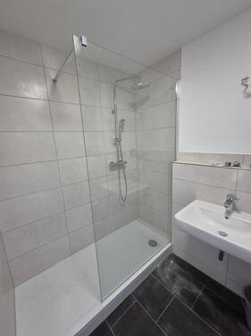 Foto - SCHMUCKSTÜCK! KERNSANIERTE WOHNUNG MIT XL BALKON HOFSEITIG, NEUES DUSCHBAD U. BODENBELÄGE, TÜREN