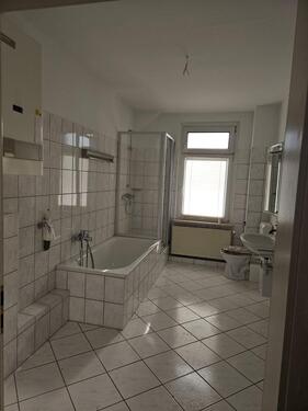 Foto - 4- Zimmerwohnung + Kü und Tageslichbad m. Balkon!!!