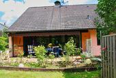 Foto - Einfamilienhaus m. Doppelgarage & Schwimmbad auf sonnigem Grdst.