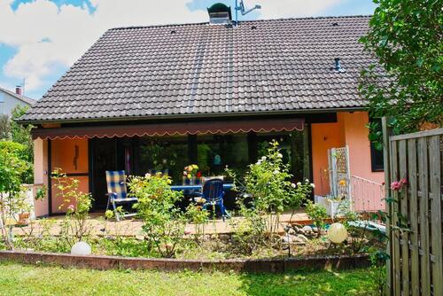 Foto - Einfamilienhaus m. Doppelgarage & Schwimmbad auf sonnigem Grdst.
