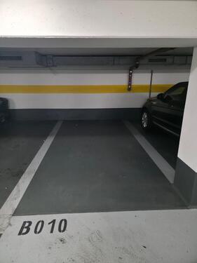 Foto - Tiefgaragenstellplatz zu vermieten – frisch kernsaniert