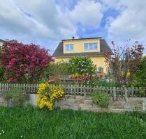 Einfamilienhaus mit Einliegerwohnung, Doppelgarage, Traumgarten - Großrinderfeld