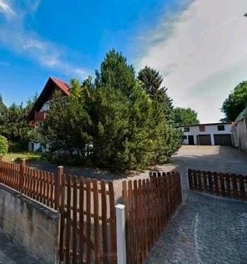 Foto - Mehrfamilienhaus mit Halle und Garagen