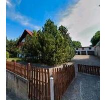 Mehrfamilienhaus mit Halle und Garagen - Lauter