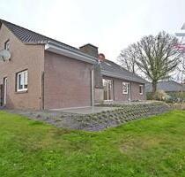 Renovierte Erdgeschosswohnung - 900,00&nbsp;EUR Kaltmiete, ca.&nbsp; 173,00&nbsp;m&sup2; in Uplengen (PLZ: 26670)