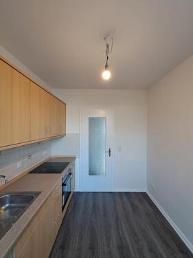 Foto - Anfragen NUR per E-Mail. Top Lage. 3-Zimmer Wohnung im 1-OG mit EBK und Balkon in Geestemünde-Komponistenviertel.