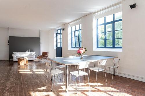 Foto - Bürogemeinschaft, Büroplatz, Arbeitsplatz, Scheibtisch im Loft