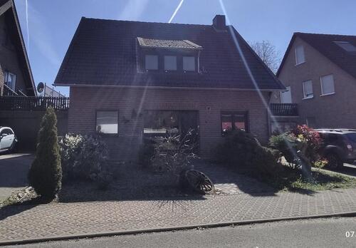 Foto - Freistehendes vollunterkellertes 2-FH mit 2 Garagen + Stellplätze