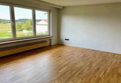 Foto - Frisch renovierte 4-Zimmer-Wohnung mit Balkon und großer Fensterfront in Hettstadt