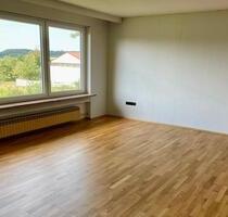 Frisch renovierte 4-Zimmer-Wohnung mit Balkon und großer Fensterfront in Hettstadt