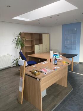 Foto - Büro mit Möbel , Glasfaseranschluß und Parkplatz
