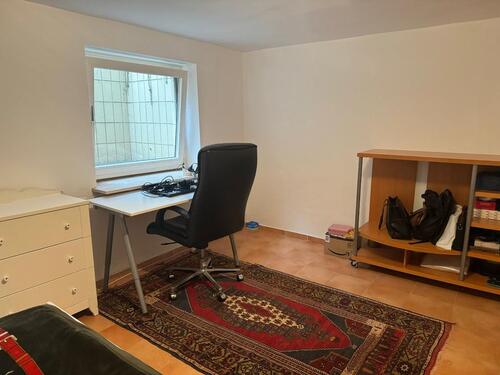 Foto - An Studenten: Möbliertes Zimmer im Souterrain mit Küche und Bad