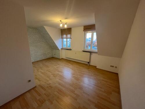 Foto - 1-Zimmer-Dachgeschosswohnung mit EBK, Balkon und Stellplatz