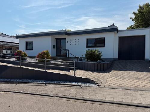 Foto - Freistehender Bungalow mit 2 Garagen in 50181 Bedburg