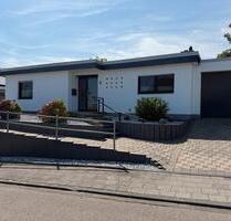 Freistehender Bungalow mit 2 Garagen in 50181 Bedburg