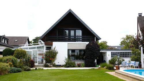 Foto - Bonn-Röttgen: Charaktervolles Haus mit Wintergarten, Einbauküche, Pool, Garage, wunderschönem Garten