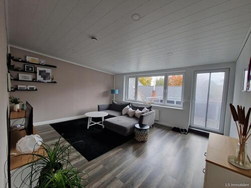 Foto - Willkommen in Ihrem neuen Zuhause in RastedeWahnbek! Diese gepflegte Etagenwohnung zur Miete bietet Ihnen eine großzügige Wohnfläche von ca. 125 m², verteilt auf vier gut geschnittene Zimmer,...