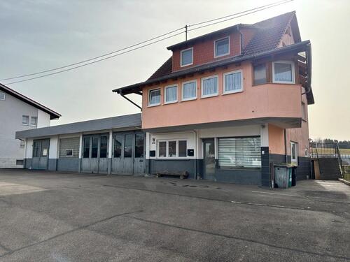 Foto - Haus mit Werkstatt oder Lagerhalle