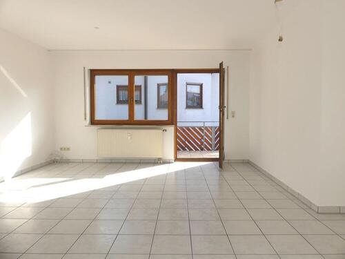 Foto - Renovierte, lichtdurchflutete 3 Zimmer Wohnung mit sonnigem Balkon und TG Stellplatz in guter Lage.