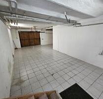 wir bieten Ihnen eine geräuinge Garage für zwei Autos in Isen.