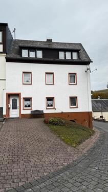 Foto - Wohnhaus mit Scheune und Garten