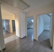 „Charmante Dachgeschosswohnung mit viel Licht & Platz – 4 Zimmer - Altlußheim