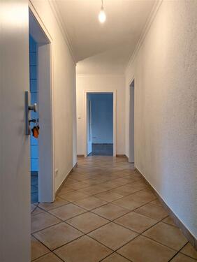 Foto - Familienfreundliche 3-ZKB-Wohnung im 2-Parteien-Haus – Terrasse, Stellplatz, Blick ins Grüne